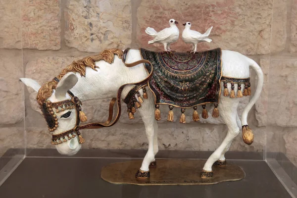 White donkey statue in shopping mall open gallery, Jerusalem, Israel — Stock Photo, Image