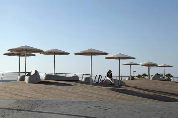 Moderne strandpromenade med paraplyer i Tel Aviv, Israel – stockfoto