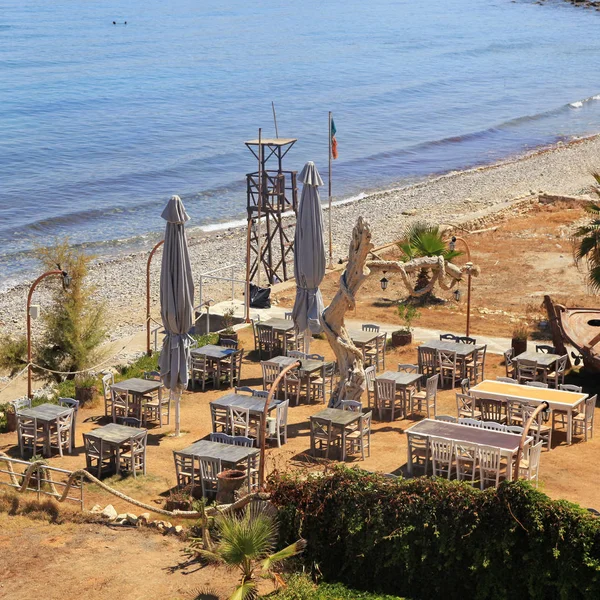 Utomhus grekisk taverna vid havet stranden, Crete — Stockfoto