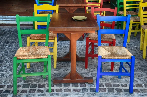 Café exterior ao ar livre com cadeiras multicoloridas, Grécia — Fotografia de Stock