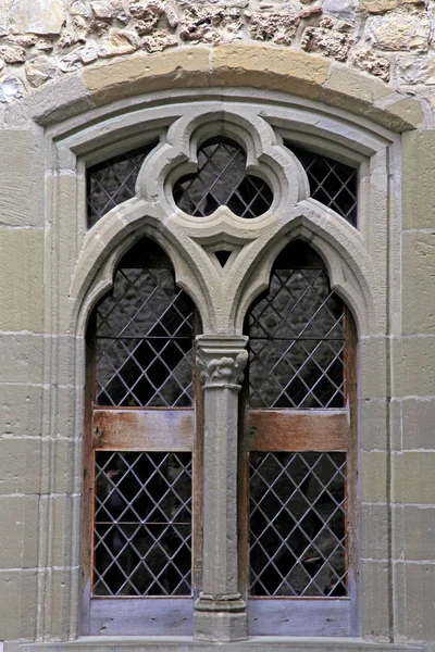 Janela gótica medieval — Fotografia de Stock