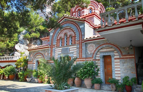 Belo mosteiro no antigo jardim (Creta, Grécia ) — Fotografia de Stock