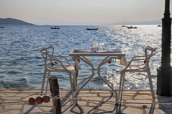 Caffè sulla spiaggia con vista mare al tramonto (Grecia ). — Foto Stock