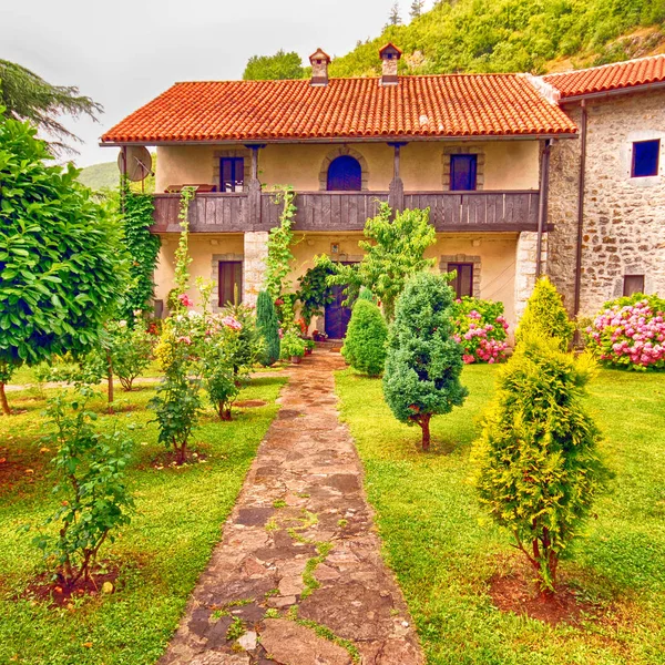 Casa rurale in pietra con grazioso giardino cottage — Foto Stock