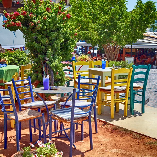 Çok renkli masa ve sandalyeler, Yunanistan ile açık Restoran