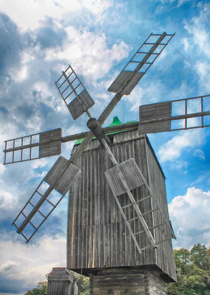 Antiguo molino de viento de madera, Ucrania — Foto de Stock