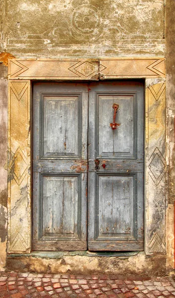Porte médiévale en bois endommagé gris vintage — Photo