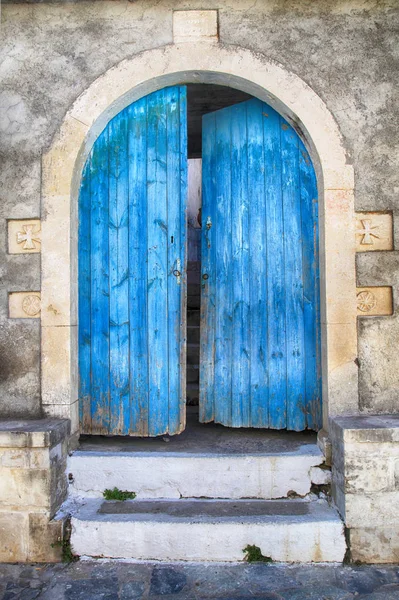 Gamla väggen och blått trädörr, Grekland — Stockfoto