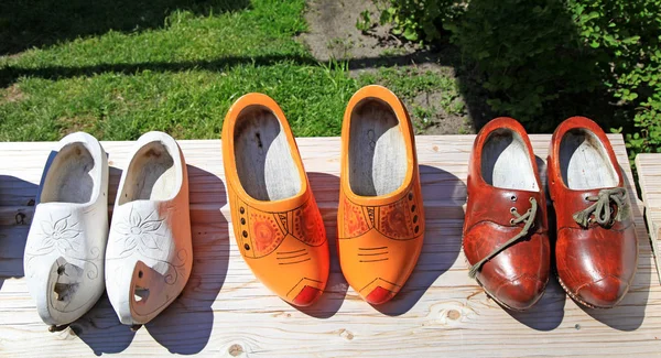 Sepatu kayu Belanda dengan latar belakang kayu . — Stok Foto