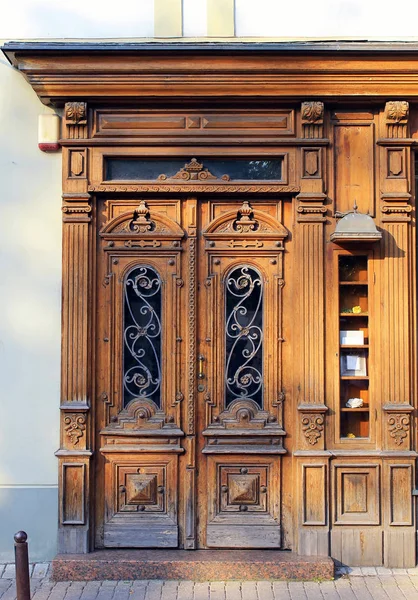 刻まれた木製のドア — ストック写真