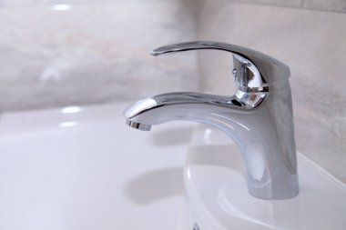 Krom musluk, modern banyo