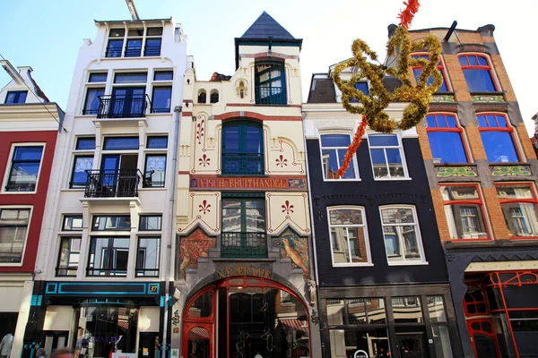 Staré budovy a král den dekorace v Amsterdamu, Nizozemsko — Stock fotografie
