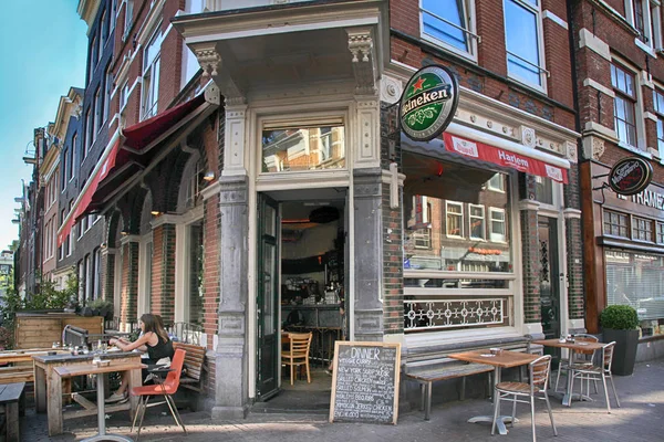 Ludzie, odpoczywając w tradycyjnych kawiarnia na świeżym powietrzu, Amsterdam, Netherlan — Zdjęcie stockowe