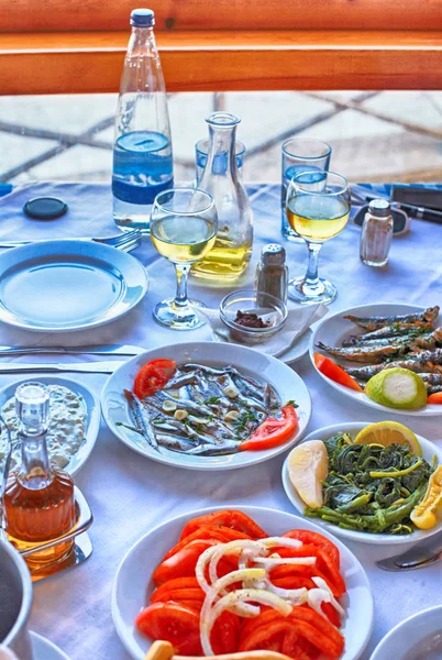 Comida griega en taberna tradicional (Creta, Grecia) ) —  Fotos de Stock