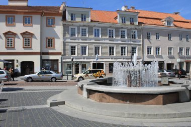 Çeşmesi'ne ve eski şehir Vilnius Raitininku Caddesi'nin cityscape