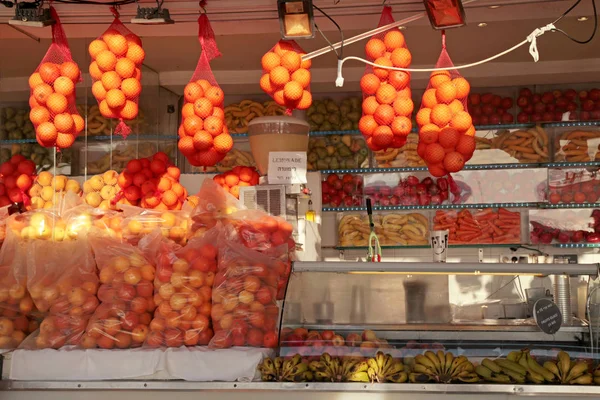 Pilhas de laranjas em uma barraca de suco de frutas em Tel Aviv, Israel . — Fotografia de Stock