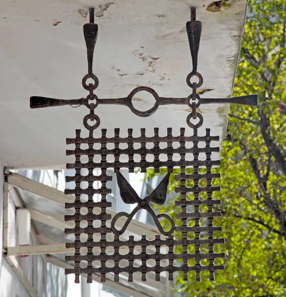 Signo de hierro vintage de salón de peluquería con un par de tijeras — Foto de Stock