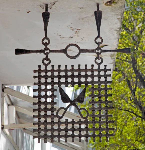 Signo de hierro vintage de salón de peluquería con un par de tijeras —  Fotos de Stock