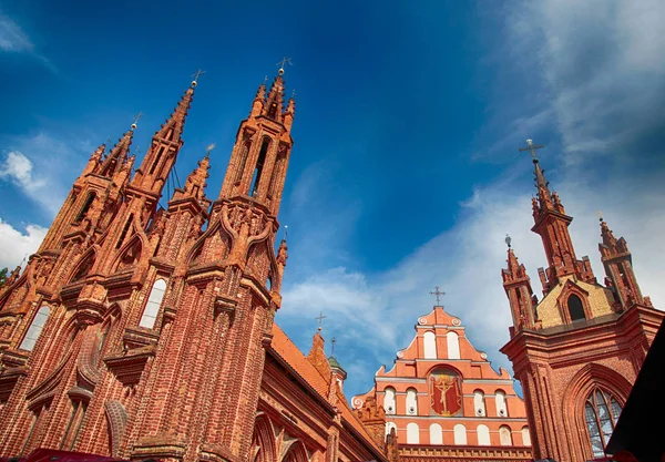 Tegel gotiska St. Anne's church och Bernardine kyrkan i Vilnius — Stockfoto