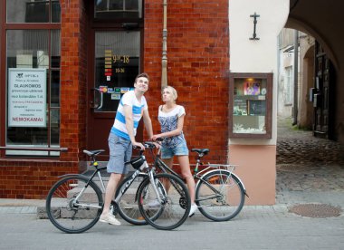 Bisiklet ile Old Town, Vilnius üzerinde yürüme Çift