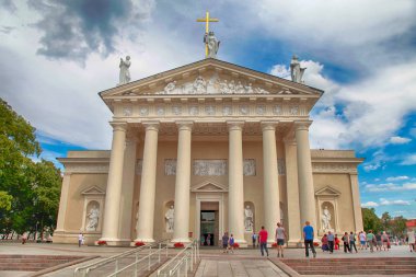 Vilnius, Litvanya Cathedral yakınındaki yürüyen turist. 