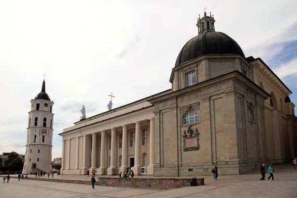 在立陶宛维尔纽斯老城大教堂广场. — 图库照片