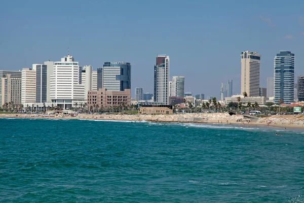 Tel Aviv sahil panoramik manzaralı modern gökdelenler, İsrail. — Stok fotoğraf