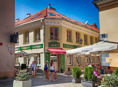 Turist ziyaret Old Town, Vilnius, Litvanya.
