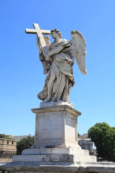 ローマのサンタンジェロ橋から聖十字架を持つ天使私 — ストック写真