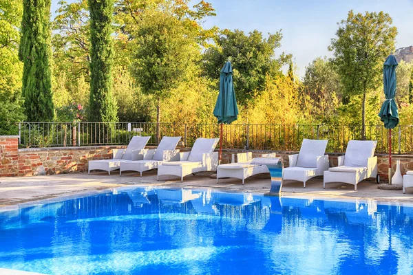 Zwembad in de tuin, Italië — Stockfoto