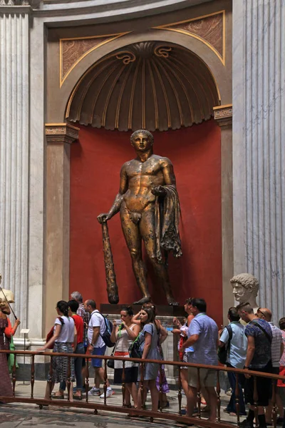 Turisták és a Hercules szobrot a Vatikáni Múzeumok, Róma, Olaszország — Stock Fotó