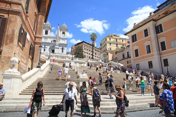 ピアッツァ ディ スパーニャは、ローマ、イタリアの観光客 — ストック写真