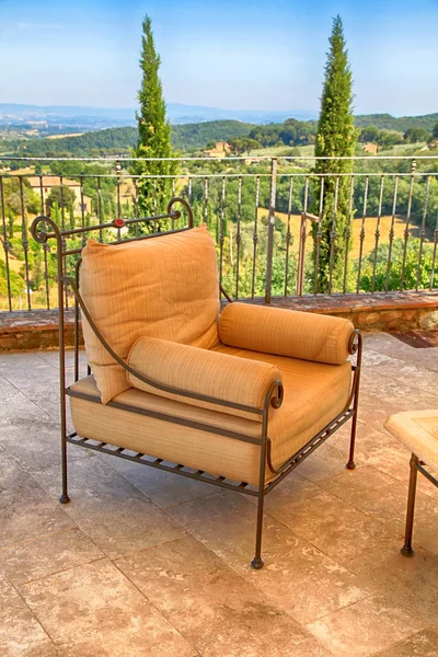 Bellissima terrazza con poltrona, Toscana, Italia — Foto Stock