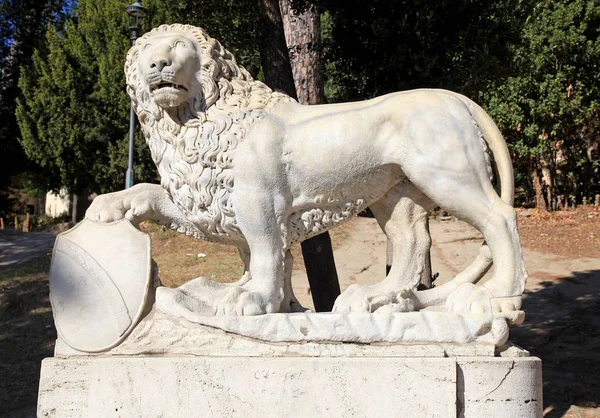 Ancienne sculpture de lion romain dans le parc, Rome, Italie — Photo