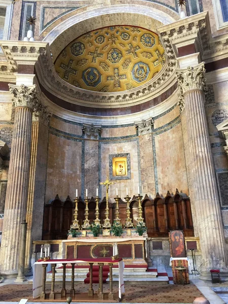 Altaret i Pantheon, Rom, Italien. — Stockfoto