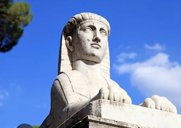 Statue antique du Sphinx sur la Piazza del Popolo, Rome, Italie — Photo