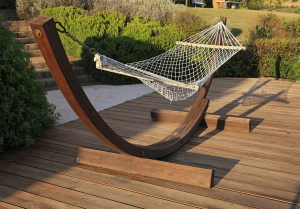 Relaxar rede no terraço de madeira em um dia ensolarado — Fotografia de Stock