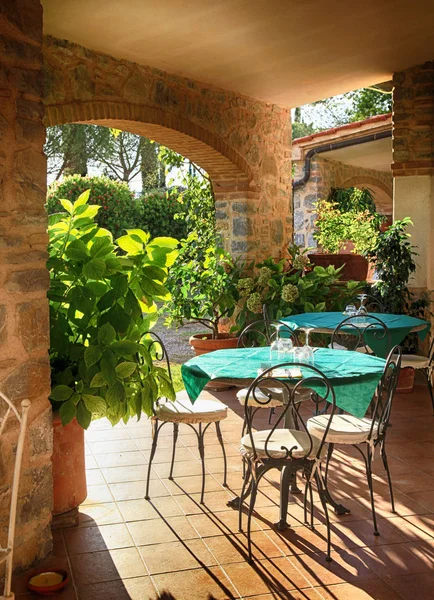 Café terraço aberto na aldeia italiana, Itália — Fotografia de Stock