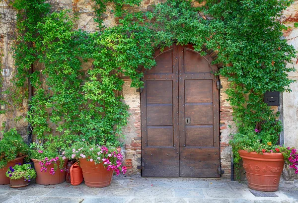 Szép, régi, fából készült ajtó díszített virágok, Olaszország — Stock Fotó