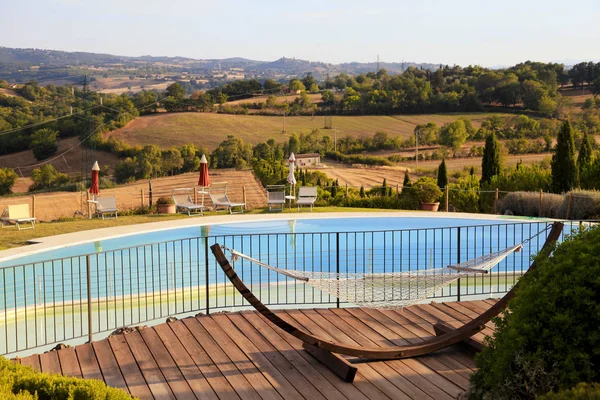 Bellissimo paesaggio con piscina sulle colline, Toscana, Italia — Foto Stock