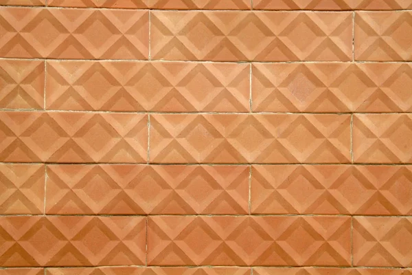 Eski pişmiş toprak taşlarla süslü duvar