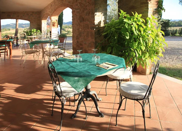 Terrazza all'aperto caffetteria in paese italiano, Italia . — Foto Stock