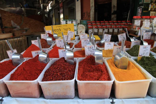 Färgstarka kryddor på displayen på livsmedelsmarknaden i Tel Aviv, Israel. — Stockfoto