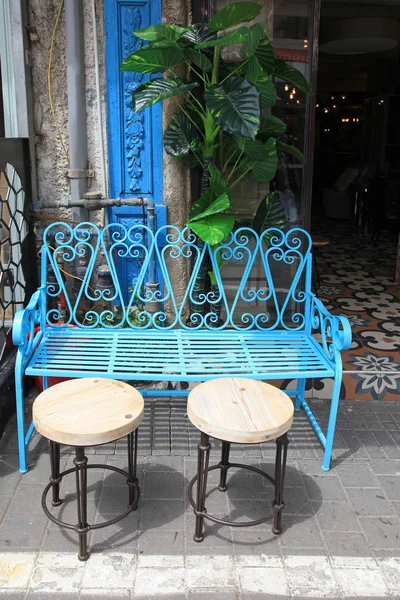 Årgangsmøbler av blått jern på Jaffa loppemarked i Tel Aviv – stockfoto