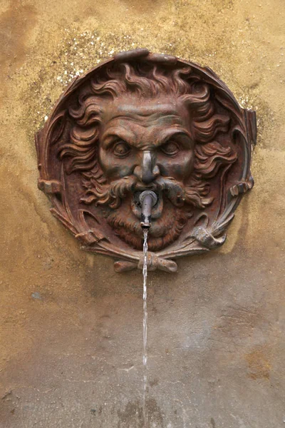 Medieval street drinking fountain, Italy. — Stock Photo, Image