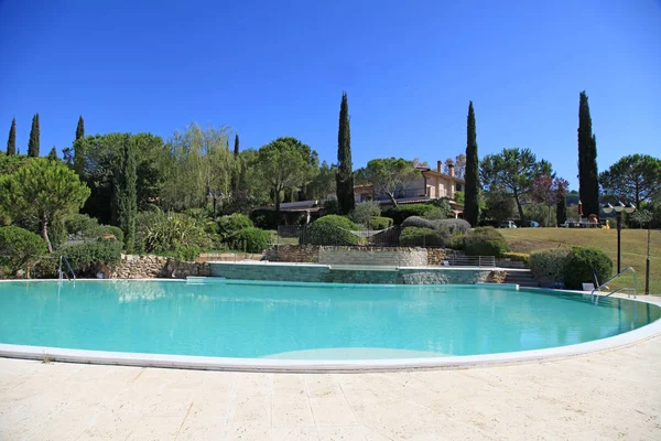 美丽的风景，与游泳池，托斯卡纳，意大利 — 图库照片