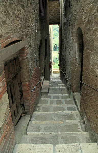 Smalle straat met oude stenen trappen, Italië — Stockfoto