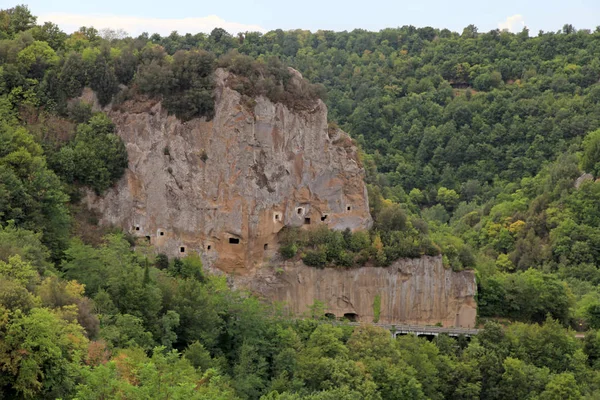 Z tufu wulkanicznego w pobliżu Sorano, Maremma, Toskania, Włochy — Zdjęcie stockowe