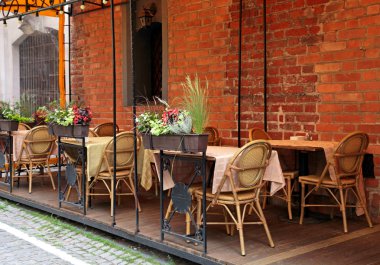 Cafe teras ile masa ve sandalyeler