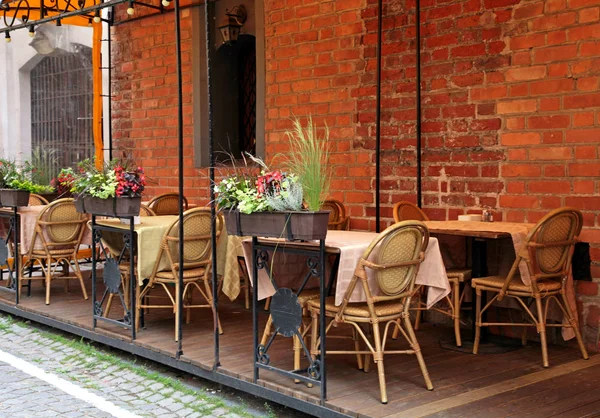 Café terrass med bord och stolar — Stockfoto